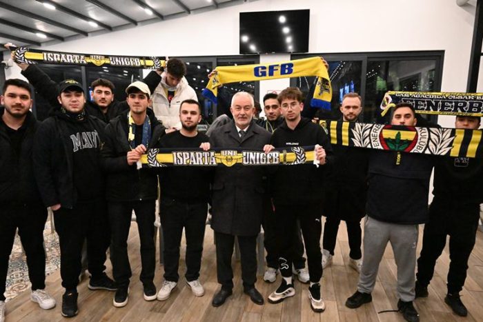 Başkan Başdeğirmen, Fenerbahçe – Nottingham Forest Maçını Vatandaşlarla İzledi 