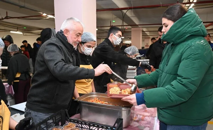 Isparta Belediyesi’nin İftar Sofralarına Yoğun İlgi