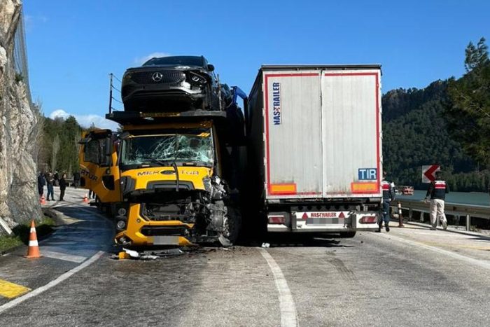 Dereboğazı Yolunda Tır Kazası: 2 Yaralı