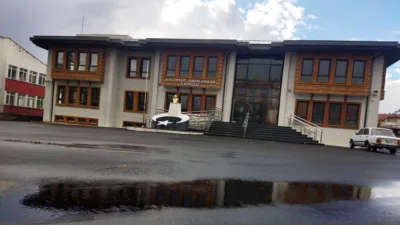 Gülümser–Hayri Arıkan İlkokulu Yine Açılamadı: Sorunlar Sürüyor Isparta’nın Yalvaç ilçesinde yapımı tamamlanan Gülümser-Hayri Arıkan İlkokulu, ikinci yarıyılda