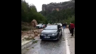 Dereboğazı Mevkiinde Heyelan: Dev Kayalar Yola Düştü, Yol Kapandı Isparta–Antalya karayolunda etkili olan şiddetli yağışın ardından meydana gelen heyelan,