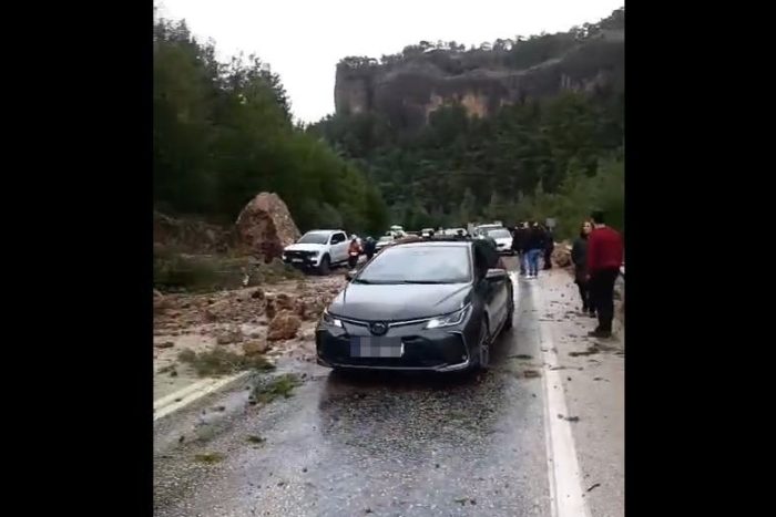 Dereboğazı Mevkiinde Heyelan: Dev Kayalar Yola Düştü, Yol Kapandı