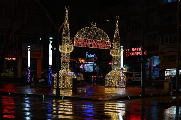 Isparta’da Ramazan Işıkları Yandı, İftar Sofraları İstiklal Otoparkta Kuruluyor