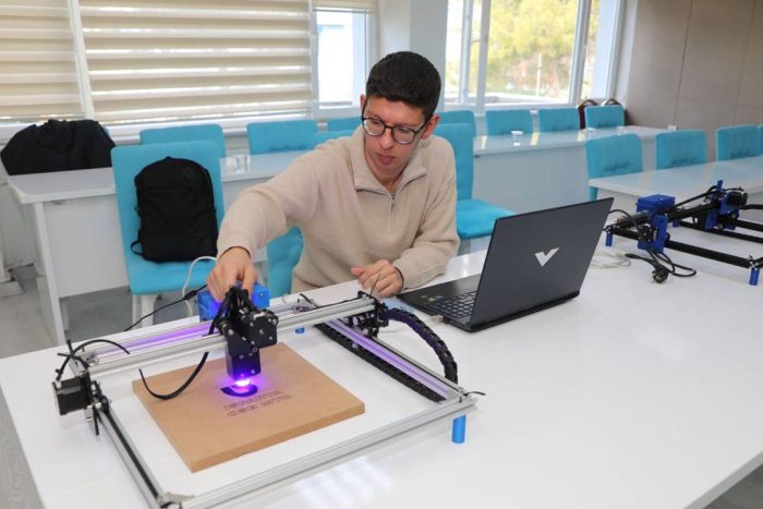 ISUBÜ’lü Öğrenciden Yerli Lazer Kesim Makinesi: Tamamını Kendisi Geliştirdi