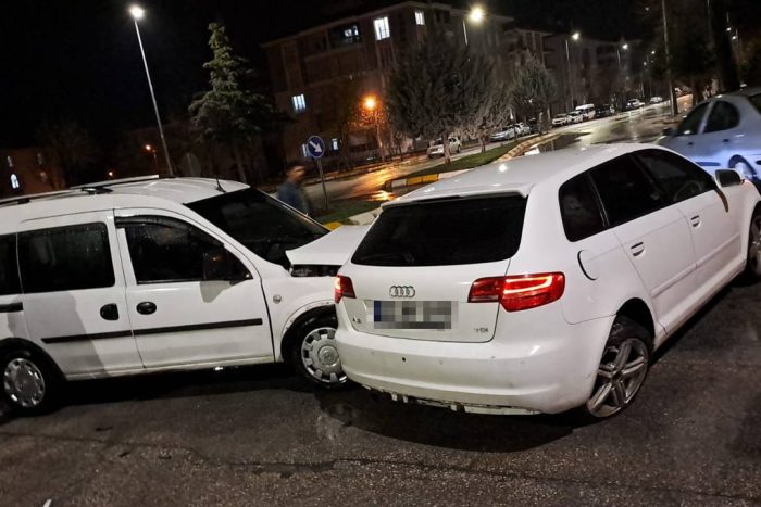 Isparta’da Kavşakta Kaza: Hafif Ticari Araç ile Otomobil Çarpıştı