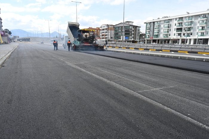 Yeni Otogar Kavşağı’ndaki Açılan Yan Yolların Asfalt Çalışmaları Devam Ediyor