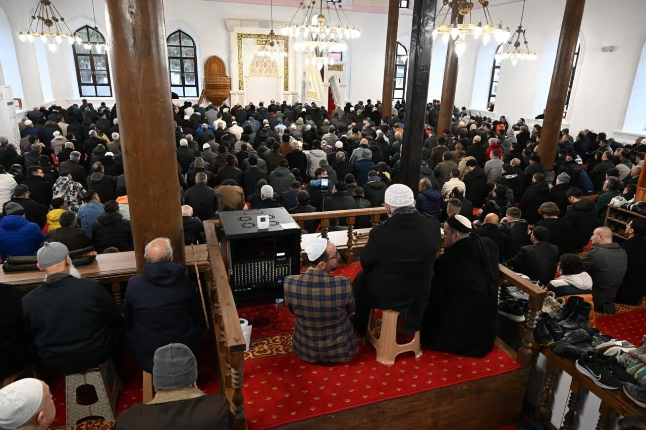 Diyanet İşleri Başkanlığı, 2026 yılı Kurban Bayramı namazı vakitlerini açıkladı. 27 Mayıs 2026 Çarşamba günü idrak edilecek olan Kurban Bayramı'nda, Isparta'da bayram namazı saat 06:13'te cemaatle birlikte kılınacak.

Adım Adım Bayram Namazı Kılınışı
Niyet: "Niyet ettim Allah’ım senin rızan için Kurban Bayramı namazı kılmaya, uydum hazır olan imama."

1. Rekat:

Tekbir alınır, eller bağlanır ve Sübhaneke okunur.

İmamla birlikte peş peşe 3 tekbir alınır. İlk iki tekbirde eller yana salınır, üçüncü tekbirde bağlanır.

İmam açıktan Fatiha ve zammı sure okur. Ardından rükû ve secdeler yapılarak ikinci rekata kalkılır.

2. Rekat:

İmam açıktan Fatiha ve zammı sure okur.

Rükûya gitmeden önce imamla birlikte 4 tekbir alınır. İlk üç tekbirde eller yana salınır, dördüncü tekbirde eller kaldırılmadan doğrudan rükûya gidilir.

Secdelerin ardından oturulur; Tahiyyat, Salli-Barik ve Rabbenâ duaları okunarak selam verilir.

Namazın ardından cemaatle birlikte Teşrik Tekbiri getirilir ve imamın minberde okuyacağı Bayram Hutbesi dinlenir.