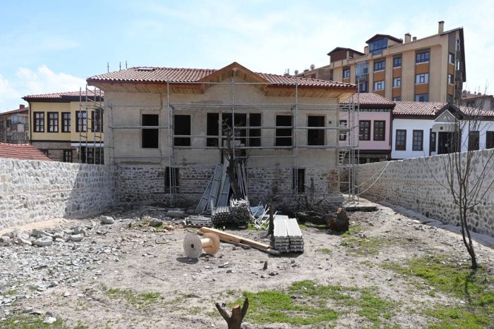 Damgacı Sokak’ta “Beyaz Ev” Projesi Yükseliyor