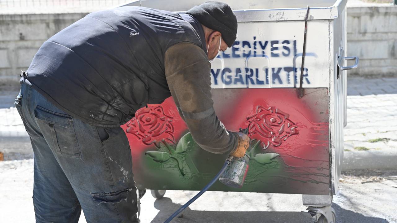 ‘Temizlik Uygarlıktır’ Yazılarıyla Çöp Konteynerleri Yeniden Boyanıyor