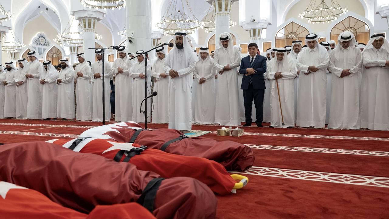 Katar’da Şehitler İçin Cenaze Töreni: Ispartalı Binbaşı da Aralarında