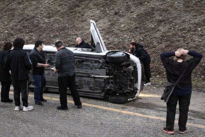 Isparta-Antalya Yolunda Kaza: Araç Yan Yattı, 3 Kişi Yaralandı