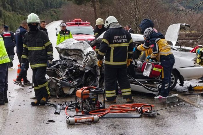 Isparta–Antalya Yolunda Feci Kaza: Ölü ve Yaralılar Var
