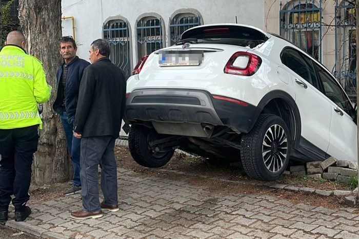 Isparta’da İlginç Kaza: Otomobil Bahçeye Uçtu, Asılı Kaldı