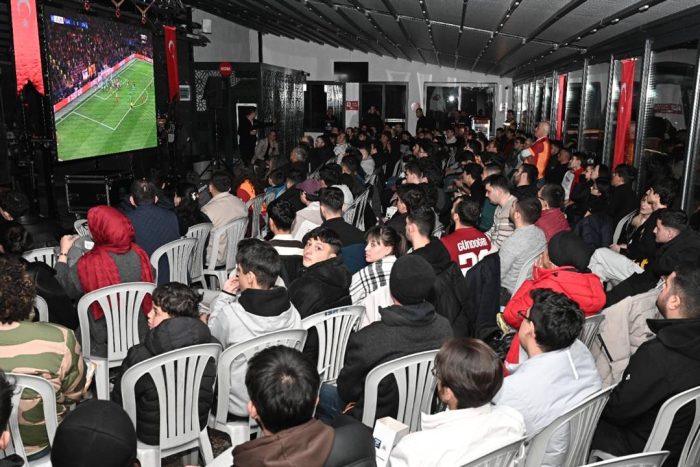 Galatasaray’ın Tarihi Zaferini Dev Ekrandan Takip Ettiler