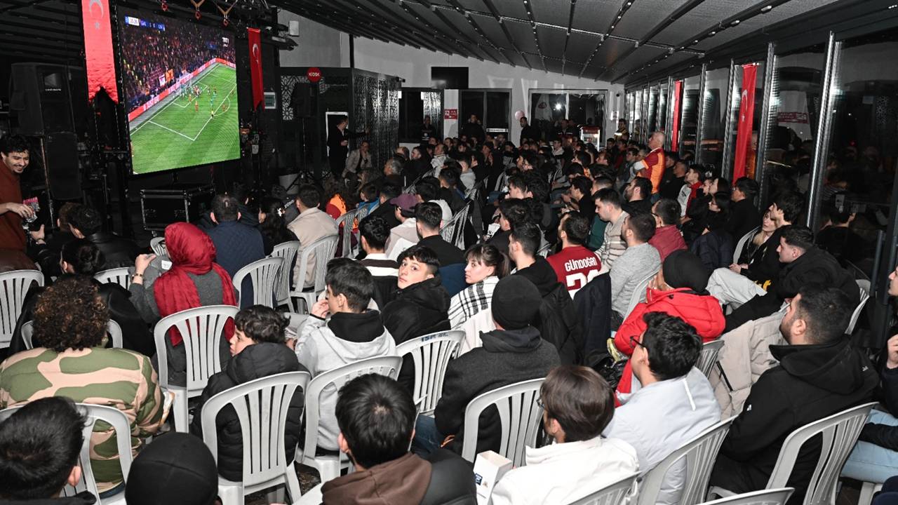 Galatasaray’ın Tarihi Zaferini Dev Ekrandan Takip Ettiler