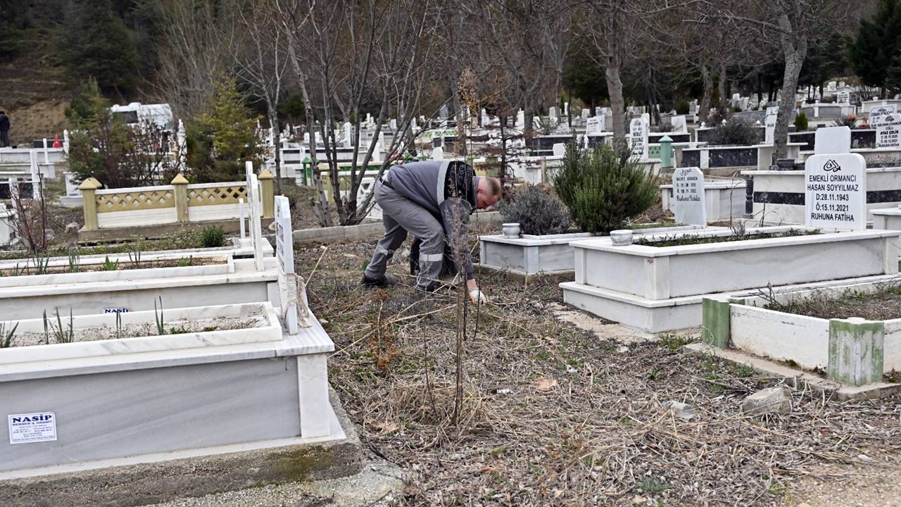 Isparta’da Mezarlıklar Ramazan Bayramı’na Hazırlanıyor