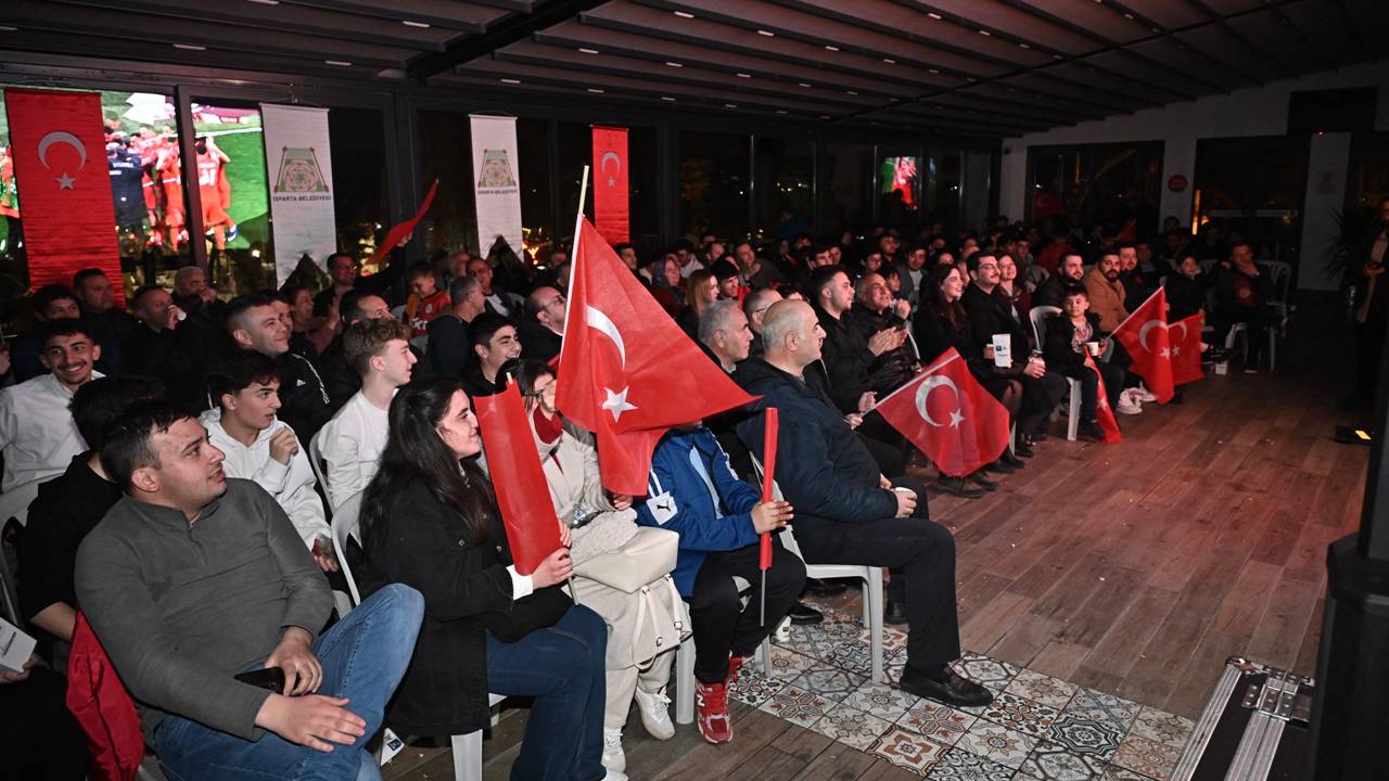 Isparta’da Dev Ekranda Milli Heyecan