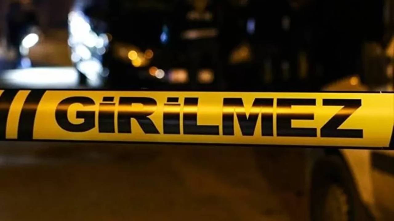 Burdur’un Ağlasun ilçesinde meydana gelen olayda, bir şahıs aralarında husumet bulunduğu iddia edilen aynı aileden baba, anne ve çocuklarını av tüfeğiyle yaraladı. Jandarma ekipleri saldırganı kısa sürede yakalayarak gözaltına aldı.

Aile Boyu Saldırı
Edinilen bilgilere göre olay, Ağlasun ilçesinde meydana geldi. Henüz belirlenemeyen bir sebeple cinnet getiren veya husumeti bulunan saldırgan, yanında getirdiği av tüfeğiyle bir aileye yaylım ateşi açtı. Açılan ateş sonucu babanın yanı sıra anne ve çocukları da vücutlarının çeşitli yerlerinden yaralandı.

Yaralıların Durumu İyi
Çevredeki vatandaşların ihbarı üzerine olay yerine çok sayıda sağlık ve jandarma ekibi sevk edildi. Yaralı aile üyeleri, olay yerinde yapılan ilk müdahalelerin ardından hastaneye kaldırılarak tedavi altına alındı. Hastaneden alınan bilgilere göre, kurşunlara hedef olan 3 kişinin de sağlık durumunun iyi olduğu ve hayati tehlikelerinin bulunmadığı öğrenildi.

Saldırgan Yakalandı
Olayın ardından kaçma girişiminde bulunan saldırgan, Ağlasun İlçe Jandarma Komutanlığı ekiplerinin titiz takibi sonucu kıskıvrak yakalandı. Gözaltına alınan şahsın sorgusunun devam ettiği belirtilirken, jandarma ekipleri olayda kullanılan av tüfeğine de el koydu.

Olayla ilgili geniş çaplı soruşturma sürüyor.