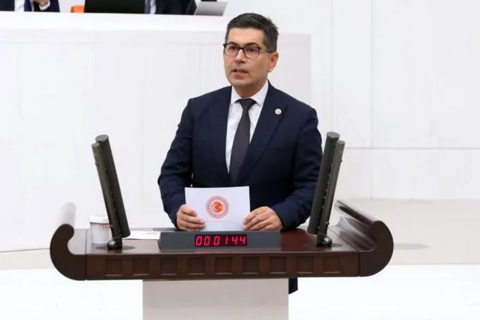 ⚡MİLLETVEKİLİ HALICI’DAN ELMA ÜRETİCİSİ İÇİN ACİL ÇAĞRI: "100 BİN TON ELMA DEPOLARDA BEKLİYOR!"

CHP Isparta Milletvekili Yalım Halıcı, Isparta tarımının can damarı olan elma üreticilerinin yaşadığı darboğazı Türkiye Büyük Millet Meclisi gündemine taşıdı. Eğirdir Boğazova’daki incelemelerinin ardından durumun vahametini vurgulayan Halıcı, üreticinin iflasın eşiğine geldiğini belirtti.

Isparta’nın Türkiye’deki elma üretiminin dörtte birini karşıladığını hatırlatan Halıcı, depolarda bekleyen 100 bin tondan fazla elma için Tarım ve Orman Bakanlığı’nı acil göreve çağırdı.

"Üretici İflas Noktasında, Emekli Elmaya Muhtaç"
Maliyetlerin üreticiyi ezdiğini ifade eden Yalım Halıcı, şu dikkat çekici açıklamalarda bulundu:

"Sulama konusundaki plansızlık, yatırım eksikliği, don olayları; elektrik, ilaç ve gübre giderleriyle birleşince üretici iflas noktasına geldi. Bir yanda emekli bir elmaya muhtaç hale getirildi, diğer yanda Isparta’da tonlarca elma depolarda bekliyor. Bu görüntüler hepimizin vicdanını yaralıyor."

Çözüm Önerilerini Sıraladı
Halıcı, krizin aşılması için Bakanlığın şu adımları atması gerektiğini vurguladı:

İhracat Teşviği: Yerli üreticiler ihracat için özel olarak teşvik edilmeli.

Kamu Alımı: Çiftçinin elinde kalan elmalar kamu kurumlarında değerlendirilmeli.

Bakanlık Hamlesi: Tarım Bakanlığı, depolardaki ürünün ekonomiye kazandırılması için bir an önce harekete geçmeli.

Eğirdir’in ardından Gelendost’taki üreticilerle de bir araya geleceğini belirten Halıcı, Isparta elmasının hak ettiği değeri bulması için konunun takipçisi olacağını ifade etti.