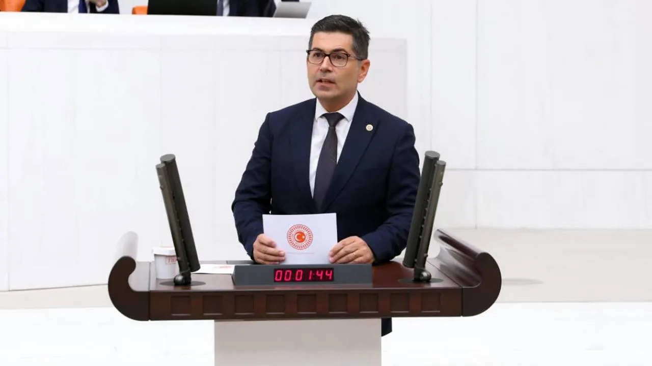 CHP Isparta Milletvekili Hikmet Yalım Halıcı, Dereboğazı yolu üzerinden devam eden tartışmalara ilişkin zehir zemberek açıklamalarda bulundu. Halıcı, iktidarın çözüm yerine "yetki tartışması" çıkararak bölge insanını oyaladığını savundu.

"Yollarını Kaybetmişler!"
AK Parti Isparta Milletvekili Osman Zabun’un geçtiğimiz günlerde başlattığı Dereboğazı yolu tartışmalarını değerlendiren Halıcı, "İktidarın içinde bulunduğu durum, yollarını kaybetmiş olduklarını özetler nitelikte" dedi. Vatandaşın can ve mal güvenliğini tehdit eden bu sorunun yıllardır çözülmediğini hatırlatan Halıcı, sorumluluğun sınır aşan polemiklerle dağıtılamayacağını belirtti.

"Kimse İktidarın Elini Tutmuyor"
Yol yapım sorumluluklarının yasalarla net olduğunu vurgulayan Yalım Halıcı, şunları söyledi:

"Sorumluluk kime aitse hızlıca o işlemler uygulanır. Belediye alanında yerel yönetimler, köylerde İl Özel İdaresi, ana yollarda ise merkezi hükümet yol yapar. Sorun çözmek yerine yetki tartışması yapıyorlar. Sınırları aşan polemiklerle hem zaman kaybediyorlar hem de bölge insanını oyalıyorlar. Kimse iktidarın elini tutmuyor."

"23 Yıldır Verilen Sözleri Tutun"
Halıcı, iktidara seslenerek seçim öncesi verilen sözlerin tutulması çağrısında bulundu:

Dereboğazı Yolu,

Burdur Dostluk Yolu,

Konya Yolu ve köy yollarının bir an önce tamamlanması gerektiğini ifade etti.

"Yapamıyorlarsa Biz Yaparız"
Ulaştırma Bakanı’nın iki ay önce Isparta’da yol yapmakla övündüğünü hatırlatan Halıcı, "Yetki veya sınır devrine gerek yok. Buyursunlar hemen tamamlasınlar. Yapamıyorlarsa CHP iktidarında kimsenin sınırına, alanına dokunmadan yollarımızı yaparız; yerel yönetimlere parti ayrımı gözetmeksizin destek oluruz" diyerek iddiasını ortaya koydu.

Açıklamasını "Mesele yetki değil, niyettir" sözleriyle noktalayan Halıcı, iyi niyetli her çabanın yanında olacaklarını da ekledi.