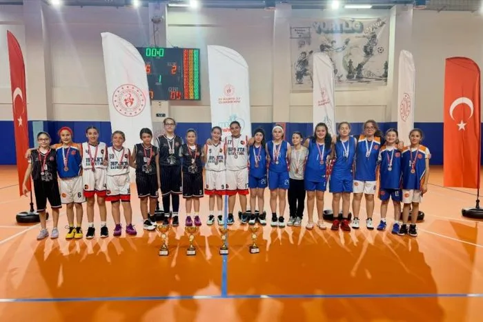 ⚡ISPARTA’DA BASKETBOLUN KÜÇÜK YILDIZLARI PARLADI: İL BİRİNCİLERİ BELLİ OLDU!:

2025-2026 Okul Sporları Küçük Kızlar 3x3 Basketbol İl Birinciliği müsabakaları, gerçekleştirilen final maçlarıyla heyecan dolu anlara sahne oldu. Geleceğin yıldız basketbolcu adaylarının sahada sergilediği kıran kırana mücadele izleyicilerden tam not alırken, turnuva boyunca dostluk ve fair-play ruhu ön planda tutuldu. Turnuva sonunda dereceye giren okullar; İyaş Selçuklu İlkokulu, Nazmiye Demirel İlkokulu, Ülkü İlkokulu ve İstanbul Ticaret Odası Şehit Mustafa Gözütok İlkokulu oldu. Müsabakalara katılarak ter döken tüm sporcular ve okul yönetimleri tebrik edilirken, dereceye giren takımların başarılarının devamı dileyerek kupa ve madalyaları takdim edildi.
