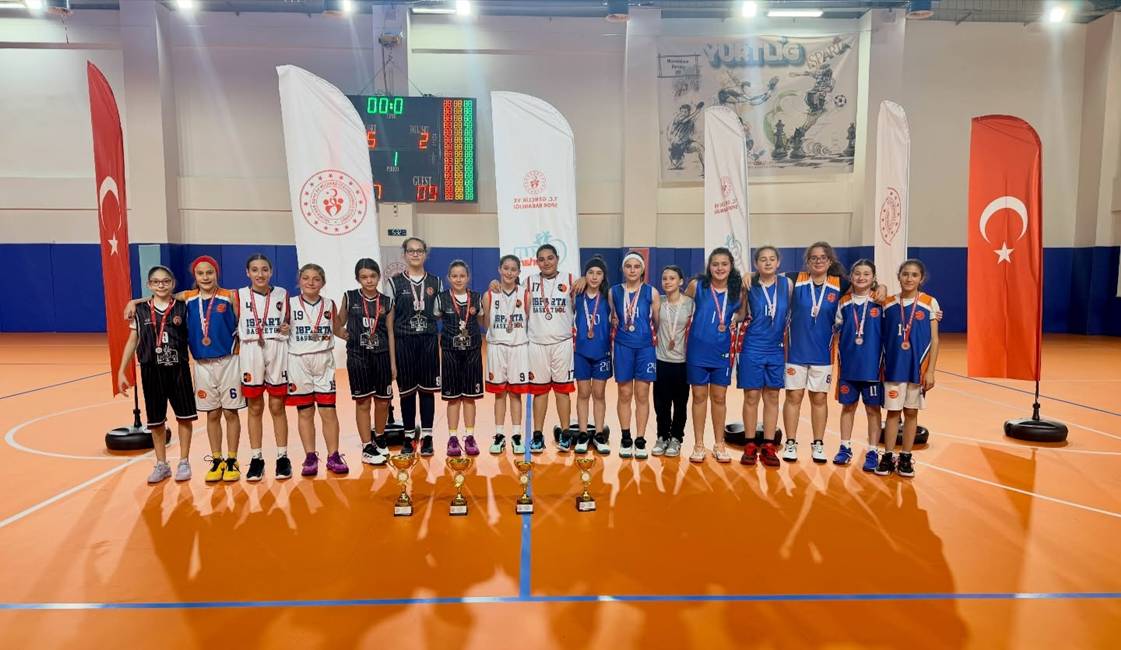 2025-2026 Okul Sporları Küçük Kızlar 3x3 Basketbol İl Birinciliği müsabakaları, gerçekleştirilen final maçlarıyla heyecan dolu anlara sahne oldu. Geleceğin yıldız basketbolcu adaylarının sahada sergilediği kıran kırana mücadele izleyicilerden tam not alırken, turnuva boyunca dostluk ve fair-play ruhu ön planda tutuldu. Turnuva sonunda dereceye giren okullar; İyaş Selçuklu İlkokulu, Nazmiye Demirel İlkokulu, Ülkü İlkokulu ve İstanbul Ticaret Odası Şehit Mustafa Gözütok İlkokulu oldu. Müsabakalara katılarak ter döken tüm sporcular ve okul yönetimleri tebrik edilirken, dereceye giren takımların başarılarının devamı dileyerek kupa ve madalyaları takdim edildi.