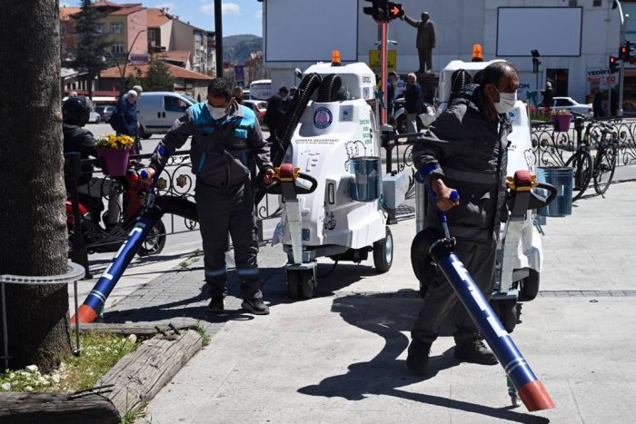 Isparta’nın Temizliğinde “Fil” Devri: Akülü Süpürgeler Isparta Sokaklarında