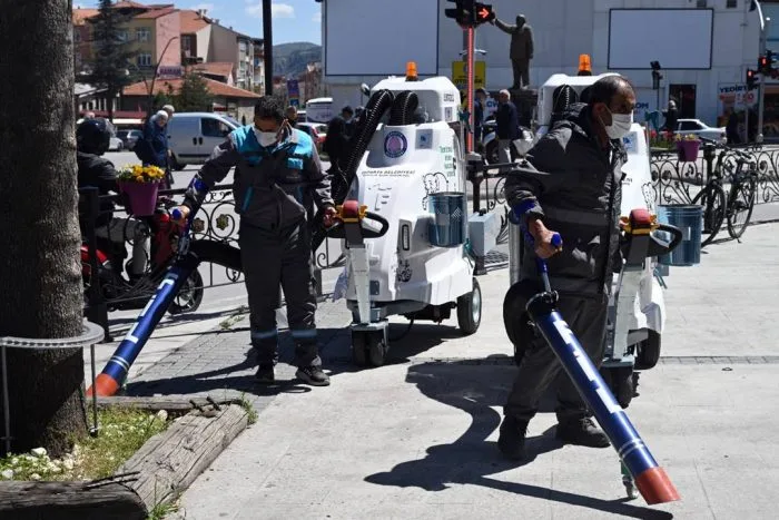 Isparta’nın Temizliğinde “Fil” Devri: Akülü Süpürgeler Isparta Sokaklarında