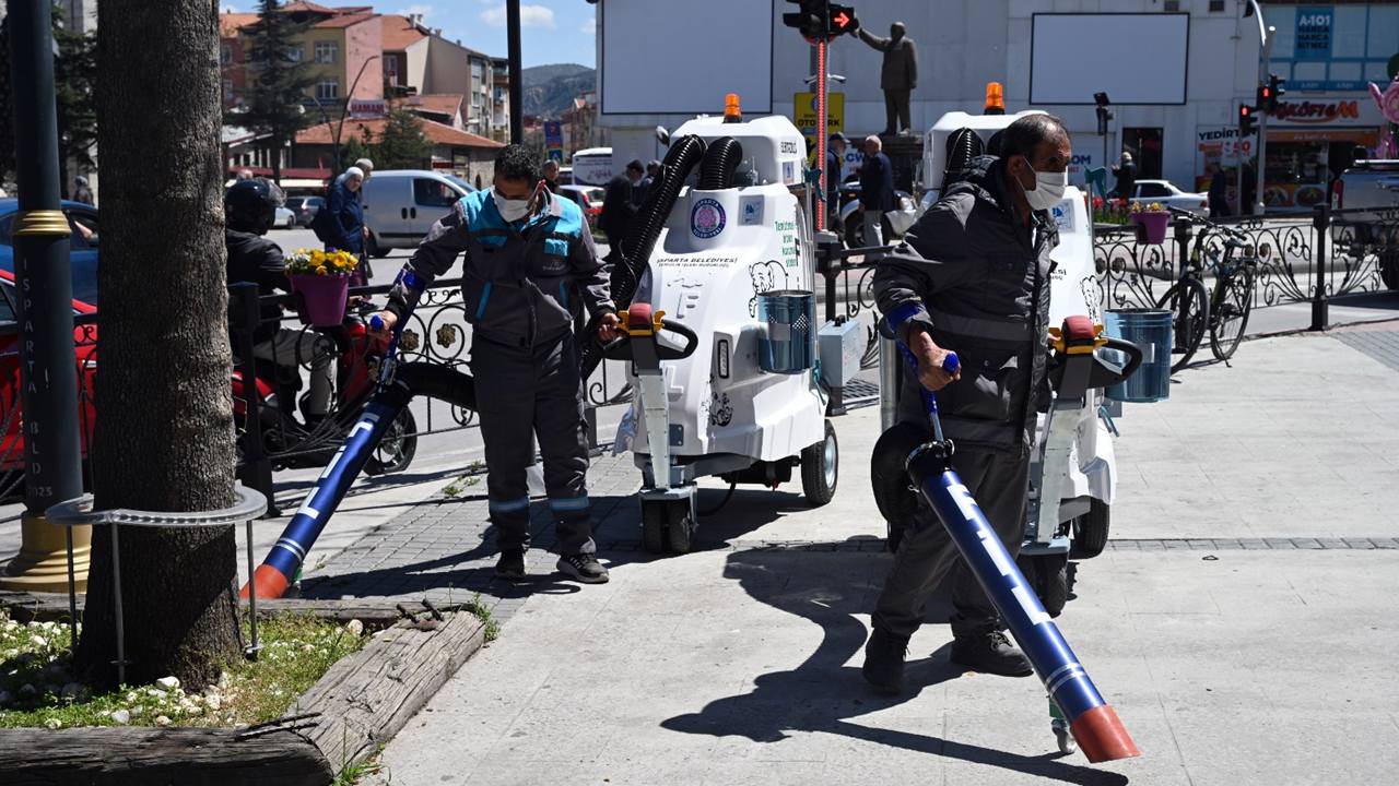 Isparta’nın Temizliğinde “Fil” Devri: Akülü Süpürgeler Isparta Sokaklarında