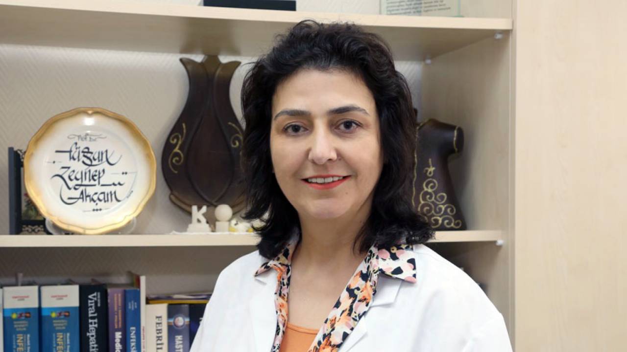 SDÜ Hastanesi Enfeksiyon Hastalıkları Anabilim Dalı Öğretim Üyesi Prof. Dr. Füsun Zeynep Akçam, Dünya Aşı Haftası dolayısıyla yaptığı açıklamada; aşının sadece bireysel bir tercih değil, toplumsal bir sorumluluk olduğunu vurguladı.

“Aşı Hayattır, Aşı Korur”
Her yıl Nisan ayının son haftasında kutlanan Dünya Aşı Haftası kapsamında önemli değerlendirmelerde bulunan Prof. Dr. Füsun Zeynep Akçam, aşıların modern tıbbın en etkili ve maliyet-etkin uygulaması olduğunu hatırlattı. Aşıların sadece bireyleri değil, toplumun tamamını koruyan bir kalkan olduğunu belirten Akçam, sağlık sistemleri üzerindeki yükün bu sayede azaldığını ifade etti.

Toplum Bağışıklığının Önemi
Aşıların sadece kişiyi korumakla kalmadığını, yeterli aşılama oranıyla "toplum bağışıklığı" sağlandığına dikkat çeken Prof. Dr. Akçam şu ifadeleri kullandı:

“Yeterli sayıda kişinin aşılanmasıyla hastalıkların yayılması zorlaşır. Bu sayede henüz aşılanamayan bebekler ile bağışıklık sistemi zayıf bireyler de korunmuş olur. Aşı olmak bir tercih değil, sorumluluktur.”

Tarihi Başarı: Çiçek Hastalığından COVID-19’a
Aşıların tarihsel başarısına değinen Akçam, çiçek hastalığının aşılama sayesinde dünya üzerinden silindiğini hatırlattı. COVID-19 pandemisinde de aşıların milyonlarca hayat kurtardığını belirten Prof. Dr. Akçam, günümüzde hâlâ aşıyla önlenebilir hastalıklar yüzünden can kayıpları yaşanmasının üzücü olduğunu dile getirdi.

"En Savunmasız Bireyleri Korumalıyız"
Açıklamasını sert ve net bir uyarıyla bitiren Prof. Dr. Akçam; “Aşı yaptırmamak aslında hastalığı seçmek anlamına gelir. Aşı olmak sadece kendimizi değil, en savunmasız bireyleri de korumaktır,” diyerek tüm vatandaşları aşı konusunda duyarlı olmaya davet etti.