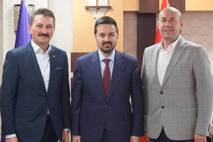⚡ITB VE YALTSO’DAN TKDK’YA STRATEJİK ZİYARET: GÜNDEM 2026 HİBE DESTEKLERİ:

Isparta Ticaret Borsası (ITB) Yönetim Kurulu Başkanı Hüdai Şahin ve Yalvaç Ticaret ve Sanayi Odası (YALTSO) Başkanı Yalçın Kurucu, TKDK Başkanı Dr. Ahmet Antalyalı ile bir araya gelerek IPARD III 2026 yılı hibe programını görüştü.

Ankara’da gerçekleşen görüşmede, 2026 yılı çağrı takvimi kapsamındaki yatırım alanları ve hibe oranları değerlendirildi. Isparta ve Yalvaç özelindeki projelerin ele alındığı toplantı sonrası açıklama yapan ITB Başkanı Hüdai Şahin, amaçlarının üyelerini doğru bilgilendirmek ve desteklerden en verimli şekilde yararlandırmak olduğunu belirtti.

Başkan Şahin; “Şehrimizin yatırım potansiyelini artırmak amacıyla üyelerimizden gelen talepleri ilgili makamlara ilettik. IPARD III desteklerinin Isparta tarımı ve iş dünyasına kazandırılması için çalışmalarımızı sürdürüyoruz,” dedi.

Ziyaret, kırsal kalkınma fırsatları üzerine yapılan karşılıklı görüş alışverişi ile sona erdi.