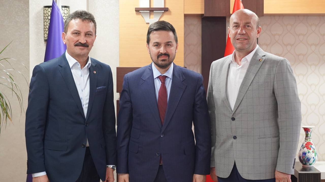 ⚡ITB VE YALTSO’DAN TKDK’YA STRATEJİK ZİYARET: GÜNDEM 2026 HİBE DESTEKLERİ:

Isparta Ticaret Borsası (ITB) Yönetim Kurulu Başkanı Hüdai Şahin ve Yalvaç Ticaret ve Sanayi Odası (YALTSO) Başkanı Yalçın Kurucu, TKDK Başkanı Dr. Ahmet Antalyalı ile bir araya gelerek IPARD III 2026 yılı hibe programını görüştü.

Ankara’da gerçekleşen görüşmede, 2026 yılı çağrı takvimi kapsamındaki yatırım alanları ve hibe oranları değerlendirildi. Isparta ve Yalvaç özelindeki projelerin ele alındığı toplantı sonrası açıklama yapan ITB Başkanı Hüdai Şahin, amaçlarının üyelerini doğru bilgilendirmek ve desteklerden en verimli şekilde yararlandırmak olduğunu belirtti.

Başkan Şahin; “Şehrimizin yatırım potansiyelini artırmak amacıyla üyelerimizden gelen talepleri ilgili makamlara ilettik. IPARD III desteklerinin Isparta tarımı ve iş dünyasına kazandırılması için çalışmalarımızı sürdürüyoruz,” dedi.

Ziyaret, kırsal kalkınma fırsatları üzerine yapılan karşılıklı görüş alışverişi ile sona erdi.