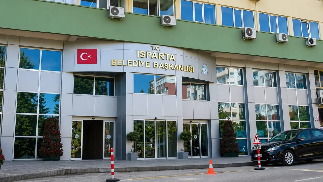 Isparta Belediyesi, mülkiyetinde bulunan Emre Mahallesi’ndeki eski Teraspark Restoran ve Kafe alanlarını 3 yıllığına kiralamak üzere ihaleye çıkıyor. Toplamda iki ayrı taşınmaz için yapılacak ihale, 28 Nisan Salı günü gerçekleştirilecek.

Restoran ve Kafe Alanları Ayrı Ayrı Kiralanacak
Mülkiyeti belediyeye ait olan Emre Mahallesi'ndeki tesisler, açık artırma usulüyle yeni işletmecilerini bekliyor:

Restoran Alanı: 1.650 metrekarelik dev alan (494 Ada 3 Parsel)

Kafe Alanı: 270 metrekarelik kullanım alanı (494 Ada 2 Parsel)

Muhammen Bedeller Belirlendi
Belediye Encümeni tarafından belirlenen yıllık kiralama bedelleri şöyle:

Restoran Alanı İçin: Yıllık 1 milyon 200 bin TL

Kafe Alanı İçin: Yıllık 540 bin TL

İhale 28 Nisan’da Yapılacak
2886 sayılı kanunun 35/c maddesi uyarınca açık artırma usulüyle yapılacak olan ihale, 28 Nisan Salı günü saat 14.30’da Belediye Encümen Toplantı Salonu’nda gerçekleştirilecek.

Şartname Bilgileri
İhaleye katılmak isteyen yatırımcılar ve işletmeciler, ihaleye ait şartnameyi mesai saatleri içerisinde Isparta Belediyesi Emlak ve İstimlak Müdürlüğü kira servisinde görebilecekler.