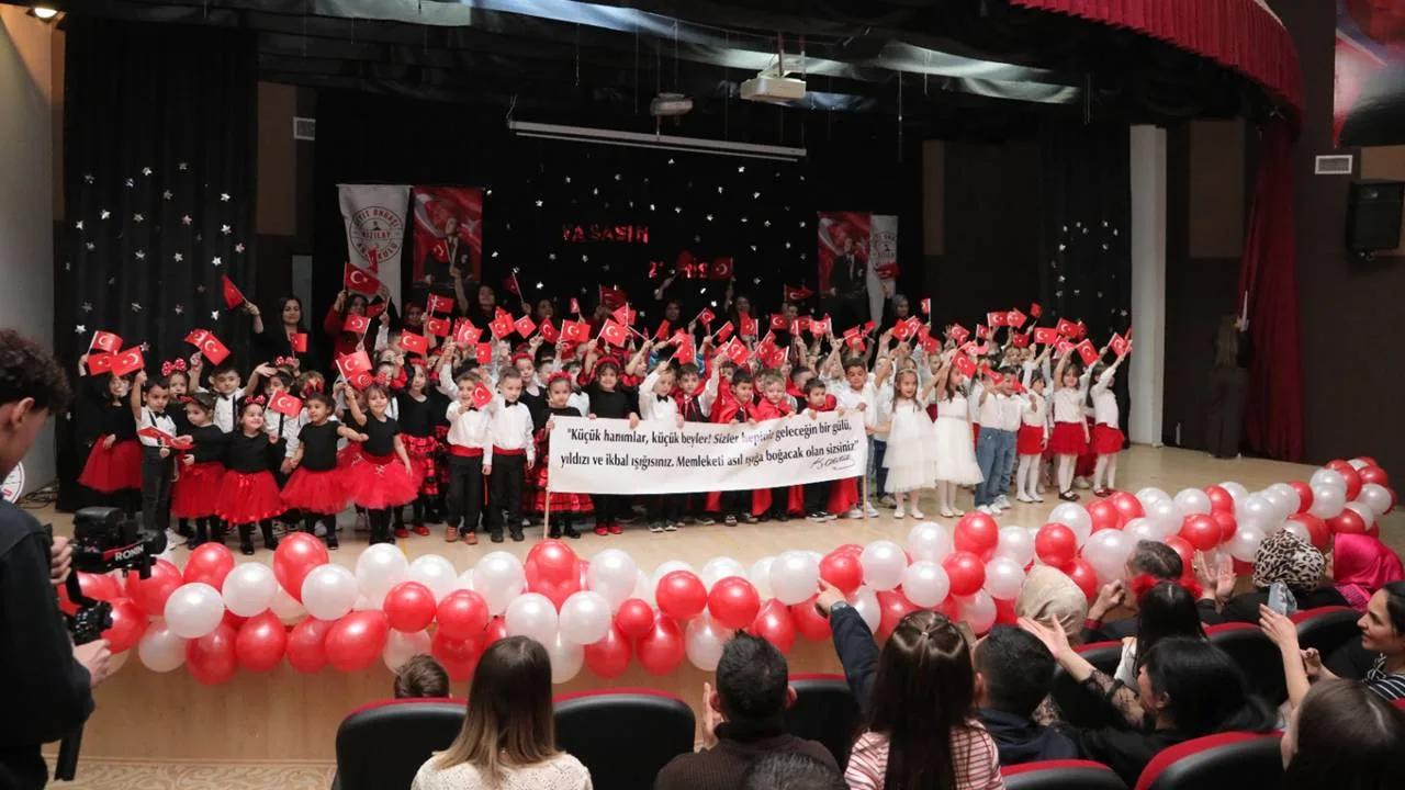 Isparta Seyit Onbaşı Kızılay Anaokulu öğrencileri, 23 Nisan Ulusal Egemenlik ve Çocuk Bayramı’nı hazırladıkları muhteşem bir programla kutladı. Miniklerin performansı izleyenlerden tam not aldı.

Salon Ayakta Alkışladı
Şehit Tevhit Akkan Kız İmam Hatip Lisesi Konferans Salonu’nda gerçekleştirilen kutlama programı, saygı duruşu ve İstiklal Marşı’nın okunmasıyla başladı. Açılış konuşmasını yapan Okul Müdürü İbrahim Tekeli, 23 Nisan’ın çocuklara armağan edilen en kıymetli miras olduğunu belirterek, günün anlam ve önemine dikkat çekti.

Gösteriler Renkli Görüntülere Sahne Oldu
Programın ana bölümünde sahne alan anaokulu öğrencileri, haftalarca süren hazırlıklarının meyvesini sundu. Rengarenk kostümleri ve sahnedeki özgüvenli tavırlarıyla büyük beğeni toplayan miniklerin dans ve ront gösterileri, salonu dolduran veliler tarafından ilgiyle takip edildi.

Veliler, çocuklarının bu gurur dolu anlarını cep telefonlarıyla kaydederek ölümsüzleştirdiler. Program sonunda okul idaresi, emeği geçen öğretmenlere ve katılım sağlayan tüm ailelere teşekkür etti.