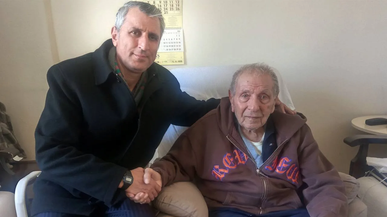 Isparta basınının tanınmış isimlerinden Yunus Özler, mesleğe adım atmasında büyük emeği olan basın camiasının duayen ismi Hilmi Özdemir’i evinde ziyaret ederek vefa örneği sergiledi.

"Mesleği Seçmemdeki En Önemli Rol O'nundu"
Isparta’da 31 yıldır gazetecilik mesleğini sürdüren Yunus Özler, yıllarca omuz omuza haber peşinde koştuğu ustası Hilmi Özdemir’i unutmadı. Duygusal anların yaşandığı ziyarette Özler, mesleğe başlamasındaki en büyük ilham kaynağının Özdemir olduğunu vurguladı.

31 Yıllık Mesleki Yolculuğun Başlangıç Noktası
Ziyarete ilişkin açıklamalarda bulunan Yunus Özler, şu ifadeleri kullandı:

"Benim 31 yıl önce bu mesleği seçmemde önemli bir rolü olan ve yıllarca programlarda, törenlerde, toplantılarda birlikte haber kovaladığımız basınımızın duayeni Hilmi Özdemir abimi evinde ziyaret ettim. Kendisine Allah’tan sağlıklı ve uzun ömürler diliyorum."

Bir Devrin Tanıklığı
Isparta’nın eski cemiyet hayatından, unutulmaz haber anılarına kadar pek çok konunun yad edildiği ziyarette, duayen gazeteci Hilmi Özdemir de nezaketinden dolayı Özler’e teşekkür etti. Bu anlamlı buluşma, Isparta basın camiasında "ustaya saygı" ve "mesleki dayanışma" adına örnek bir davranış olarak nitelendirildi.