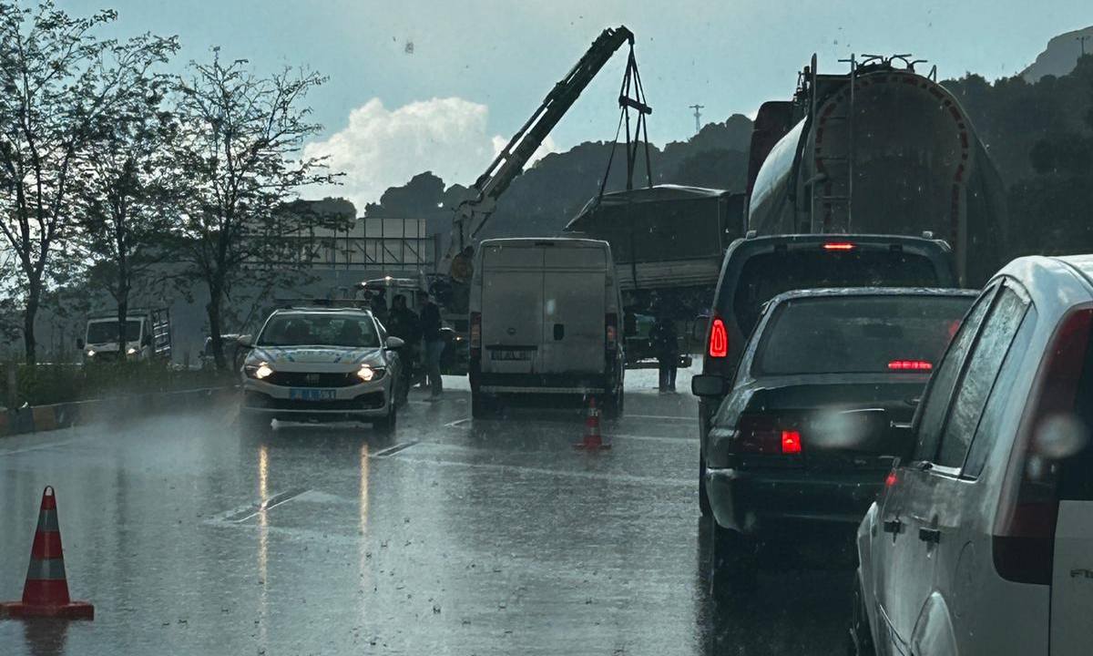 Isparta-Ağlasun yol ayrımında meydana gelen trafik kazasında kontrolden çıkan bir araç yan yatarak durabildi. Günün yoğun saatlerinde gerçekleşen kaza, bölgede kısa süreli paniğe neden oldu.

Kontrolden Çıkan Araç Devrildi
Edinilen bilgilere göre, Isparta’dan Ağlasun istikametine dönüşün yapıldığı kritik kavşakta henüz sürücüsünün ismi öğrenilemeyen bir araç, çarpışmanın etkisiyle kontrolden çıktı. Savrulan araç, yol ortasında yan yatarak durabildi.

Ekipler Seferber Oldu
Kazayı gören çevredeki vatandaşların ihbarı üzerine olay yerine kısa sürede sağlık ve polis ekipleri sevk edildi. Trafik ekipleri, yan yatan araç nedeniyle yolda güvenlik önlemleri alırken, ulaşım bir süre kontrollü olarak sağlandı.

Soruşturma Başlatıldı
Kazada yaralı olup olmadığına dair incelemeler sürerken, aracın yoldan kaldırılması için çalışma başlatıldı. Polis ekipleri kazayla ilgili tahkikatını sürdürüyor.
