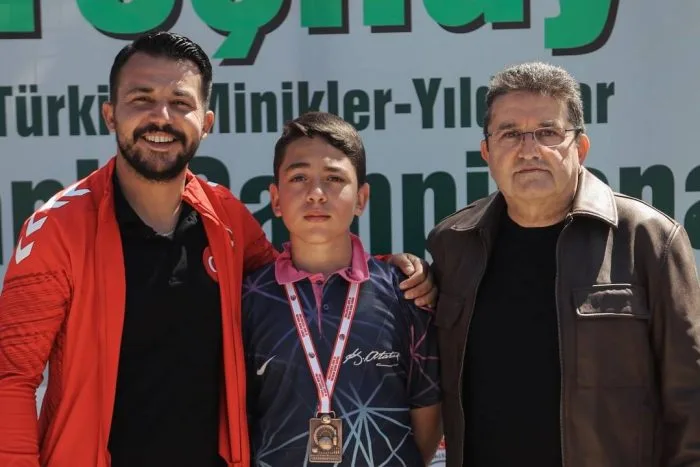 ⚡ISPARTA'NIN GURURU AHMET ENES: PETANK’TA TÜRKİYE ÜÇÜNCÜSÜ OLDU!:

Antalya’nın Kemer ilçesinde 09-12 Nisan 2026 tarihleri arasında düzenlenen Yeşilay Türkiye Küçükler ve Yıldızlar Petank Şampiyonası’ndan Isparta’ya madalya haberi geldi. 37 şehirden 530 sporcunun katıldığı dev organizasyonda şehrimizi temsil eden Ahmet Enes Doğan, büyük bir başarıya imza attı.

Zorlu rakiplerine karşı sergilediği performansla dikkat çeken Doğan, Küçükler Ferdi Kategorisi’nde Türkiye 3.’sü olarak kürsüye çıkmayı başardı. Azmi ve mücadelesiyle takdir toplayan genç sporcumuz, kazandığı bronz madalya ile hem ailesine hem de Isparta spor camiasına büyük gurur yaşattı.

Gazete32 ailesi olarak, geleceğin şampiyon adaylarından Ahmet Enes Doğan’ı tebrik ediyor, başarılarının artarak devam etmesini diliyoruz.