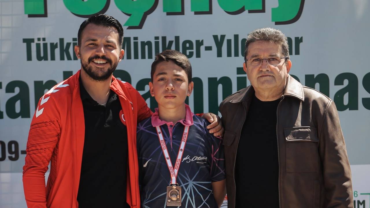 ⚡ISPARTA'NIN GURURU AHMET ENES: PETANK’TA TÜRKİYE ÜÇÜNCÜSÜ OLDU!:

Antalya’nın Kemer ilçesinde 09-12 Nisan 2026 tarihleri arasında düzenlenen Yeşilay Türkiye Küçükler ve Yıldızlar Petank Şampiyonası’ndan Isparta’ya madalya haberi geldi. 37 şehirden 530 sporcunun katıldığı dev organizasyonda şehrimizi temsil eden Ahmet Enes Doğan, büyük bir başarıya imza attı.

Zorlu rakiplerine karşı sergilediği performansla dikkat çeken Doğan, Küçükler Ferdi Kategorisi’nde Türkiye 3.’sü olarak kürsüye çıkmayı başardı. Azmi ve mücadelesiyle takdir toplayan genç sporcumuz, kazandığı bronz madalya ile hem ailesine hem de Isparta spor camiasına büyük gurur yaşattı.

Gazete32 ailesi olarak, geleceğin şampiyon adaylarından Ahmet Enes Doğan’ı tebrik ediyor, başarılarının artarak devam etmesini diliyoruz.