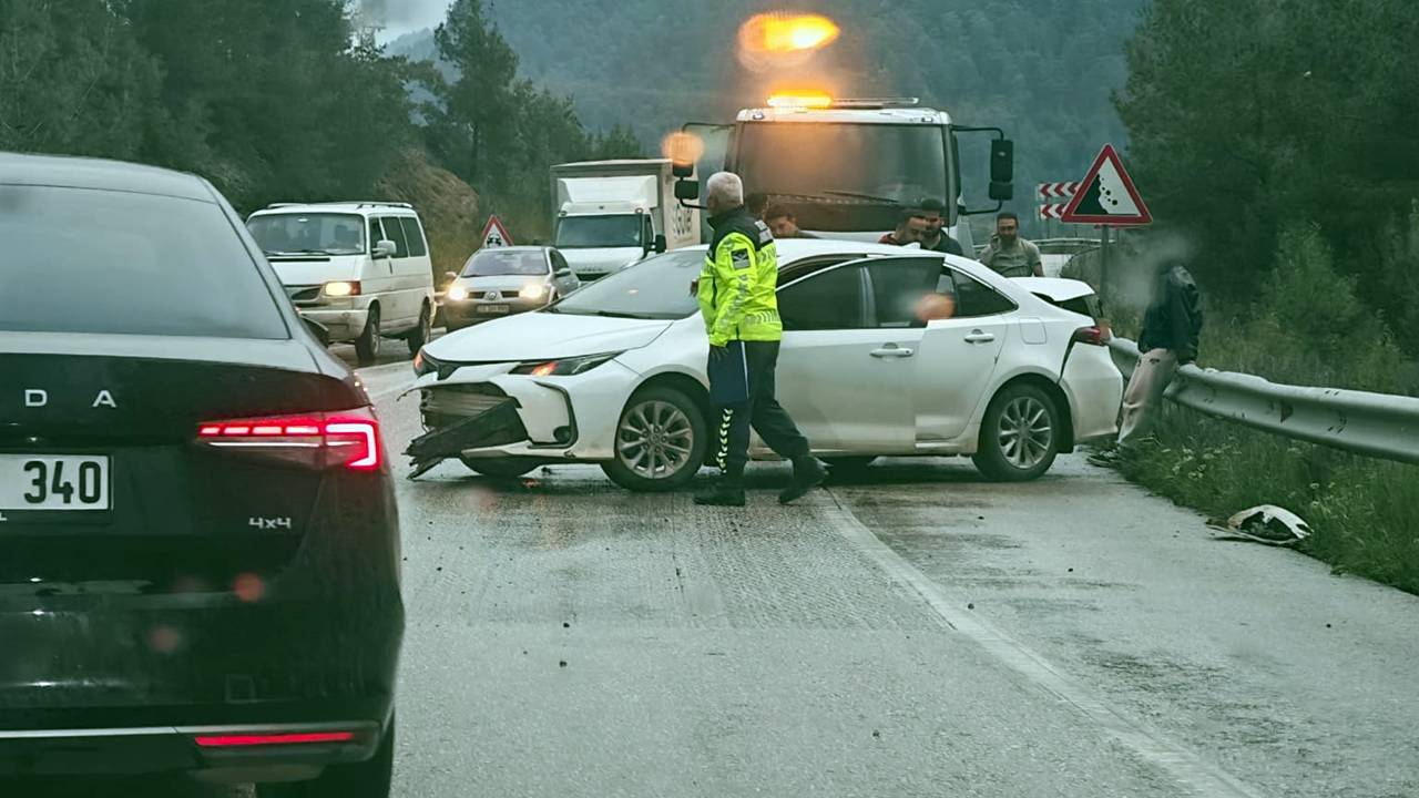 ⚡ISPARTA-ANTALYA YOLUNDA KAZA: YAĞIŞ VE KAYGAN ZEMİN TRAFİĞİ VURDU!

Isparta-Antalya karayolunda öğleden sonra etkisini artıran sağanak yağış, ulaşımda aksamalara ve kazalara neden oluyor. Edinilen bilgilere göre, yağışın etkisiyle kayganlaşan zeminde bir trafik kazası meydana geldi.

Maddi Hasar Oluştu
Kazada şans eseri can kaybı ya da yaralanma yaşanmazken, araçlarda maddi hasar oluştuğu öğrenildi. Kaza nedeniyle güzergahta trafik akışı kontrollü olarak sağlanıyor.

Sürücülere "Kaygan Zemin" Uyarısı!
Emniyet ve jandarma ekipleri, özellikle virajlı ve eğimli bölgelerde asfaltın oldukça kayganlaştığına dikkat çekerek sürücüleri uyardı:

Hızınızı Azaltın: Yağışlı havada takip mesafenizi iki katına çıkarın.

Ani Frenlerden Kaçının: Sert manevralar ve ani frenlemeler aracın kontrolünü kaybetmenize neden olabilir.

Far Kullanımı: Görüş mesafesinin düştüğü bölgelerde kısa farlarınızı açık tutun.

Antalya yönüne gidecek olan vatandaşlarımızın, yolun yer yer su birikintileriyle dolu olduğunu ve zeminin tutuş kabiliyetini kaybettiğini göz önünde bulundurarak dikkatli ve tedbirli seyretmeleri önemle duyurulur.