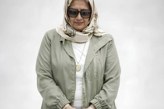 ⚡ACI ÜSTÜNE ACI: OKUL KATLİAMINDA ÖĞRENCİLERİNE SİPER OLAN ÖĞRETMENİN EŞİ KALP KRİZİ GEÇİRDİ

Kahramanmaraş’ta gerçekleşen ve 8’i öğrenci 9 kişinin yaşamını yitirdiği okul katliamının ardından Ayla Kara öğretmenin ailesinden kahreden bir haber daha geldi. Ayser Çalık Ortaokulu’na düzenlenen silahlı saldırıda, kurşunlara karşı kendini öğrencilerine siper ederek şehit olan matematik öğretmeni Ayla Kara'nın acı haberi, eşini yasa boğdu.

Eşinin vefat haberini alan acılı eş, yaşadığı derin üzüntüye dayanamayarak kalp krizi geçirdi. Olay yerindeki ilk müdahalenin ardından hızla hastaneye kaldırılan talihsiz adamın tedavi altına alındığı ve sağlık durumunun ciddiyetini koruduğu öğrenildi.

Yaşanan bu dramı, öğretmenin akrabası Hülya Kara sosyal medya hesabından yaptığı yürek yakan bir paylaşımla duyurdu. Kahramanmaraş’ı ve tüm Türkiye’yi yasa boğan katliamda, öğrencilerini korumak için canını feda eden kahraman öğretmenin ailesi için hastanedeki kritik bekleyiş sürüyor.

Gazete32 ailesi olarak şehit öğretmenimize Allah’tan rahmet, hastanede yaşam mücadelesi veren eşine acil şifalar diliyoruz.