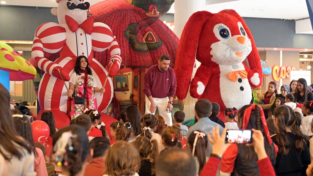 Isparta Belediyesi tarafından düzenlenen 23 Nisan Ulusal Egemenlik ve Çocuk Bayramı etkinlikleri, Meydan AVM’de muhteşem bir atmosferle başladı. Kortej yürüyüşünden oyun gruplarına kadar dopdolu olan programda çocuklar unutulmaz anlar yaşıyor.

Kortej Yürüyüşüyle Renkli Başlangıç
Isparta Belediyesi öncülüğünde gerçekleştirilen kutlamalar, AVM içerisinde düzenlenen ve büyük ilgi gören kortej yürüyüşüyle start aldı. Bayramın ruhunu yansıtan kortejin ardından etkinlik alanına geçen çocuklar, müzik eşliğinde dans ederek bayramın tadını çıkarmaya başladı.

Hem Eğlence Hem Eğitim: ISAK Ekipleri Sahada
Etkinlikler sadece oyunla sınırlı kalmadı. Isparta Belediyesi Arama Kurtarma (ISAK) ekipleri, kurulan özel alanda çocuklara temel arama kurtarma eğitimleri vererek farkındalık oluşturdu. Minikler bir yandan eğlenirken bir yandan da hayati bilgiler öğrenme fırsatı buldu.

Darttan Masa Tenisine, Zıp Zıptan Boyamaya...
Çocuklar için her detayın düşünüldüğü organizasyonda;

Spor Alanları: Dart ve masa tenisiyle heyecan dolu rekabet,

Oyun Grupları: En çok ilgi gören zıp zıplar ve eğlence parkurları,

Sanat Köşesi: Hayal dünyalarını kağıda döktükleri boyama etkinlikleri yer aldı.

Etkinlikler Pazar Gününe Kadar Devam Edecek!
Ailelerin de çocuklarının mutluluğuna ortak olduğu programda yoğun bir katılım gözlendi. Isparta Belediyesi’nden yapılan açıklamada, Meydan AVM’deki bu dev organizasyonun Pazar günü akşamına kadar devam edeceği ve tüm çocukların davetli olduğu belirtildi.