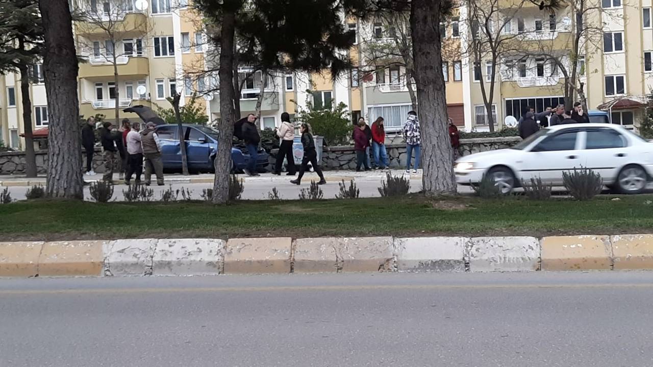 Belmaş Evleri mevkiinde akşam saatlerinde meydana gelen trafik kazasında araçlarda maddi hasar oluştu. Kazada yaralanan olmaması teselli kaynağı oldu.

Edinilen bilgilere göre, Belmaş Evleri önündeki yolda seyir halindeki araçların karıştığı kaza sonrası çevredeki vatandaşlar durumu ekiplere bildirdi. Olay yerinde yapılan ilk incelemelerde, kazaya karışan sürücülerin sağlık durumlarının iyi olduğu, herhangi bir can kaybı veya yaralanmanın yaşanmadığı belirlendi.