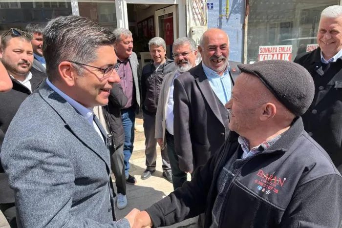 ⚡CHP HEYETİNDEN SENİRKENT ÇIKARMASI: ESNAF VE ÜRETİCİNİN SORUNLARI YERİNDE DİNLENDİ! :

Cumhuriyet Halk Partisi Isparta İl Örgütü, Senirkent ilçe merkezi, belde ve köylerini kapsayan geniş bir saha çalışması gerçekleştirdi. İl Başkanı Hasan Karaca ve Milletvekili Yalım Halıcı’nın yanı sıra ilçe başkanları ve parti yöneticilerinin tam kadro katıldığı programda, Senirkent çarşı ve pazar esnafı ziyaret edilerek vatandaşlarla bir araya gelindi. Artan maliyetler ve düşen alım gücü nedeniyle esnafın yaşadığı ekonomik sıkıntıları yerinde gözlemleyen heyet, vatandaşların taleplerini dinleyerek çözüm önerilerini paylaştı. Saha çalışmalarını Uluğbey Köyü ve Büyükkabaca Beldesi’ne de taşıyan CHP kurmayları, burada muhtarlar ve üreticilerle buluşarak kırsaldaki ekonomik daralmanın etkilerini raporladı. Halkın geçim mücadelesinde yanlarında olduklarını vurgulayan heyet, sorunların takipçisi olma ve dayanışma içinde çözüm üretme kararlılığını yineledi.