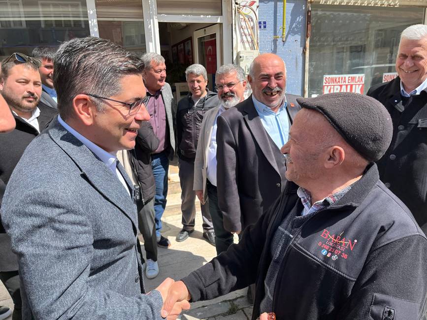 Cumhuriyet Halk Partisi Isparta İl Örgütü, Senirkent ilçe merkezi, belde ve köylerini kapsayan geniş bir saha çalışması gerçekleştirdi. İl Başkanı Hasan Karaca ve Milletvekili Yalım Halıcı’nın yanı sıra ilçe başkanları ve parti yöneticilerinin tam kadro katıldığı programda, Senirkent çarşı ve pazar esnafı ziyaret edilerek vatandaşlarla bir araya gelindi. Artan maliyetler ve düşen alım gücü nedeniyle esnafın yaşadığı ekonomik sıkıntıları yerinde gözlemleyen heyet, vatandaşların taleplerini dinleyerek çözüm önerilerini paylaştı. Saha çalışmalarını Uluğbey Köyü ve Büyükkabaca Beldesi’ne de taşıyan CHP kurmayları, burada muhtarlar ve üreticilerle buluşarak kırsaldaki ekonomik daralmanın etkilerini raporladı. Halkın geçim mücadelesinde yanlarında olduklarını vurgulayan heyet, sorunların takipçisi olma ve dayanışma içinde çözüm üretme kararlılığını yineledi.