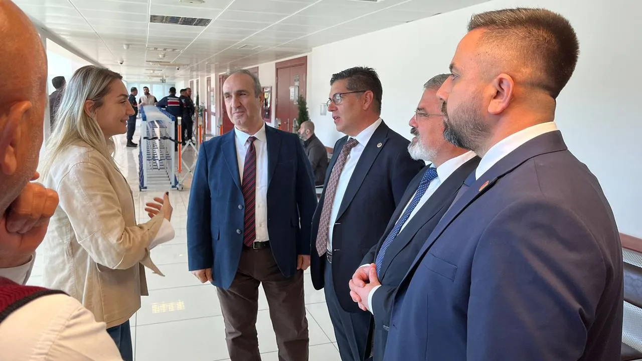 Isparta’dan yola çıkan siyasi heyet, Cumhurbaşkanı Adayı Ekrem İmamoğlu ve tutuklu bulunan isimlerin yargı süreçlerini takip etmek üzere Silivri’de bulunmaya devam ediyor. Duruşma salonu önünde kurulan dayanışma köprüsüne Ispartalı isimler damga vurdu.

Isparta Siyasetinin Önemli İsimleri Silivri’de
Silivri’deki duruşmaları takip edenler arasında; Isparta İl Başkanı Hasan Karaca, Milletvekili H. Yalım Halıcı, Belediye Başkan Adayı Atakan Yazgan ile İl Başkan Yardımcıları Can Gökçe ve R. Onur Gülfidan yer alıyor. Isparta heyeti, Yüksek Disiplin Kurulu Başkanı Turan Taşkın Özer, PM Üyesi Canan Taşer ve Antalya Milletvekili Aykut Kaya ile koordineli bir şekilde süreci izliyor.

İlyas Salman da Destek Verenler Arasında
Duruşma takibinde dikkat çeken bir diğer isim ise usta oyuncu İlyas Salman oldu. Isparta heyeti ve İBB Sağlık İşleri Daire Başkanı ile birlikte adliye koridorlarında ve önünde yer alan Salman, demokratik hukuk devleti vurgusu yapan isimlere eşlik etti.

"Halkın İradesine Sahip Çıkma Mücadelesi"
Heyet adına yapılan değerlendirmelerde, bu sürecin sadece bir yargılama değil, aynı zamanda adalet, eşitlik ve halkın iradesine sahip çıkma mücadelesi olduğu vurgulandı. Türkiye’nin hukuk devleti ilkelerine bağlı kalması gerektiği belirtilirken, toplumun her kesiminden yükselen dayanışma duygusunun yarınlara dair umudu büyüttüğü ifade edildi.

Takip Devam Edecek
Hukukun üstünlüğünün hâkim olduğu bir Türkiye inancıyla sürecin sonuna kadar takipçisi olacaklarını belirten Isparta heyeti, Silivri’deki temaslarını sürdürüyor.