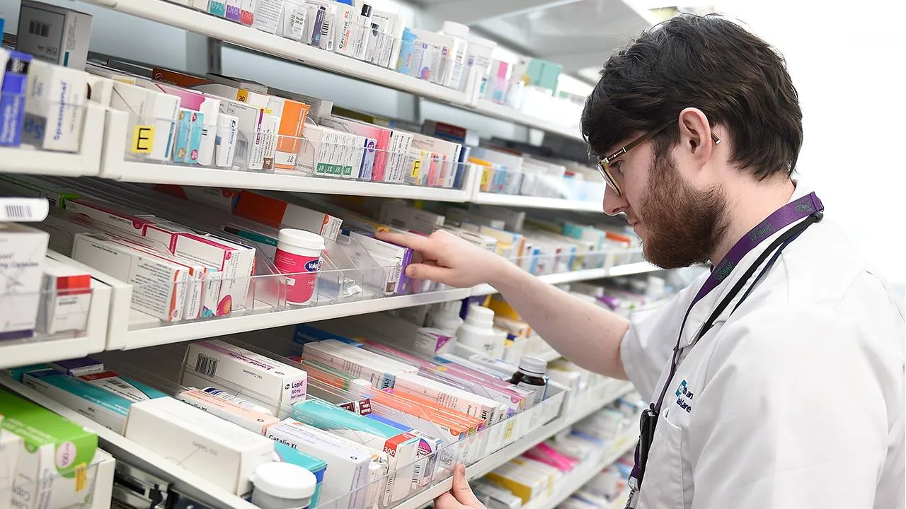 İlaç ihtiyacı olan vatandaşlarımız için Isparta merkez ve ilçelerinde bu gece hizmet verecek olan nöbetçi eczanelerin tam listesi aşağıdadır. İlgili eczanelere telefon numaraları ve konum bilgileriyle kolayca ulaşabilirsiniz.

Isparta Merkez Nöbetçi Eczaneler
VİTAMİN ECZANESİ: Hızırbey Mah. 1544 Sok. No:15/1 (Hızırbey Sağlık Ocağı Karşısı - Perşembe Pazarı) | Tel: 0 246 202 27 27

BAŞER ECZANESİ: Bağlar Mah. 2758 Sok. (Çamlıca Kahvesi Karşısı) No:2/1 | Tel: 0 246 223 65 38

TUĞBA ECZANESİ: İstiklal Mah. 104. Cad. (Eski Gülkent Hastanesi Yukarısı - Askerlik Şubesi Çaprazı) No:28/F | Tel: 0 246 232 57 61

İlçelerdeki Nöbetçi Eczaneler
KEÇİBORLU - Keçiborlu Eczanesi: Hasanbey Mah. Gürsel Cad. No:10 | Tel: 0 246 541 40 54

EĞİRDİR - Uzman Eczanesi: İmaret Mah. Dr. İsa Köklü Cad. Gülbaba B Blok No:134/A | Tel: 0 246 311 31 11

GELENDOST - Erol Eczanesi: Muharrem Mah. Hüseyin Avni Paşa Cad. No:13 | Tel: 0 246 381 37 46

SENİRKENT - Heybelioğlu Eczanesi: Taşmescit Mah. Dr. Tahsin Tola Cad. No:2/C | Tel: 0 246 511 44 18

YALVAÇ - Haseki Eczanesi: Çınar Bulvarı Bankalar Cad. No:41/A | Tel: 0 246 441 63 48

ŞARKİKARAAĞAÇ - İsmet Tosun Eczanesi: Ulvikale Mah. Hastane Cad. No:22/C (Acil Karşısı) | Tel: 0 246 411 33 53