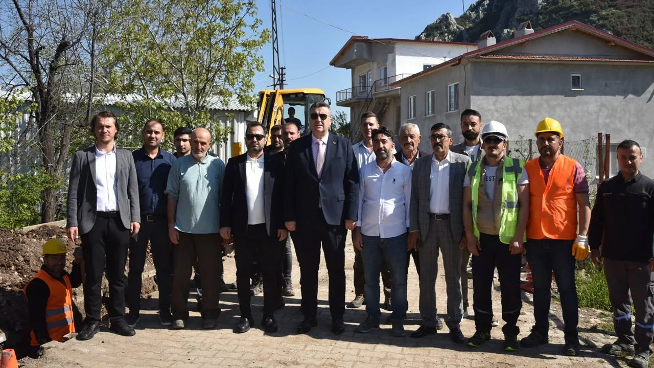 Eğirdir’de bahar mevsimiyle birlikte doğalgaz altyapı çalışmaları yeniden ivme kazandı. Belediye Başkanı Mustafa Özer, "Eğirdir’in her köşesini modern enerjiyle buluşturacağız" diyerek çalışmaları yerinde inceledi.

Torosgaz ve Muhtarlarla Koordineli Çalışma
İlçenin farklı noktalarında devam eden çalışmaları inceleyen Belediye Başkanı Mustafa Özer’e, Torosgaz İl Müdürü Mehmet Şanlı ve mahalle muhtarları da eşlik etti. Ekiplerden teknik detaylar hakkında bilgi alan Başkan Özer, sürecin hatasız ve hızlı ilerlemesi için sahada tam koordinasyon sağlandığını belirtti.

"Hedefimiz Tam Konfor, Modern Eğirdir"
Doğalgazın sadece bir yakıt değil, bir yaşam standardı olduğunu vurgulayan Başkan Mustafa Özer; vatandaşların daha temiz ve konforlu bir enerjiye kavuşması için gece gündüz çalıştıklarını ifade etti. Özer, altyapı çalışmalarının en kısa sürede tamamlanarak ilçenin tamamına yayılmasını hedeflediklerini müjdeledi.

Etap Etap Tüm Mahallelere Ulaşacak
Eğirdir Belediyesi ve ilgili kurumların iş birliğiyle yürütülen çalışmalar planlanan takvim dahilinde devam ediyor. Şu an doğalgaz hizmetinden yararlanamayan bölgelerin de kısa süre içerisinde bu imkâna kavuşması için yeni etapların startı verildi.