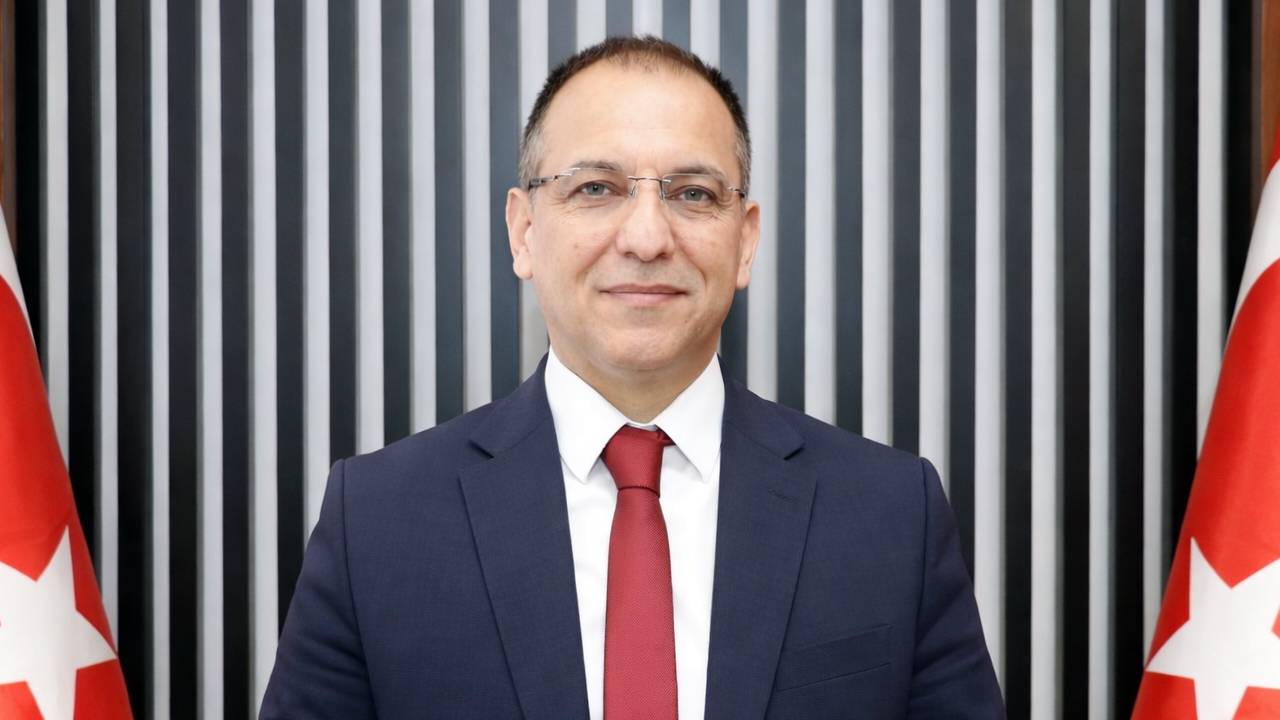 Isparta’da uzun yıllar İl Milli Eğitim Müdürü olarak görev yaptıktan sonra 2024 yılının Ağustos ayında Kahramanmaraş’a atanan Erhan Baydur, görevinden ayrıldı.

Kahramanmaraş’ta hafta içi Ayser Çalık Ortaokulu’nda meydana gelen ve bir öğretmen ile 8 öğrencinin hayatını kaybettiği silahlı saldırının ardından eğitim camiası sarsılmıştı. Olay sonrası Baydur’un görevden alınacağına dair iddialar gündeme düşerken, Erhan Baydur’un görevden alma kararı kendisine henüz tevdi edilmeden görevinden istifa ettiği öğrenildi.

Isparta’daki çalışmalarıyla tanınan Baydur, yaklaşık iki yıldır Kahramanmaraş İl Milli Eğitim Müdürü olarak görev yapıyordu. Yaşanan bu acı olay sonrası gelen istifa haberi, hem Kahramanmaraş hem de Isparta kamuoyunda geniş yankı uyandırdı.