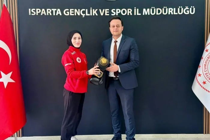 ⚡ISPARTA’NIN ALTIN KIZI FATİME YÜREKLİ YİNE ŞAMPİYON: HEDEF DÜNYA ZİRVESİ!:

Mersin’de 7-12 Nisan 2026 tarihleri arasında düzenlenen Celal Er U23 ve Elit Büyükler Türkiye Muaythai Şampiyonası’nda Isparta rüzgarı esti. 51 kg sıkletinde podyuma çıkan gururumuz Fatime Yürekli, tüm rakiplerini mağlup ederek bir kez daha Türkiye Şampiyonu oldu ve altın kemerini kimseye bırakmadı.

Üst üste kazandığı başarılarla unvanını koruyan Yürekli, bu zaferiyle birlikte ay-yıldızlı formayı Dünya Şampiyonası’nda temsil etme hakkı kazandı. Şampiyona sonrası antrenörü Özgür Durmuş ile birlikte Isparta Gençlik ve Spor İl Müdürü Murat Çağrı Kaya’yı ziyaret eden şampiyon sporcu, asıl hedefinin dünya kürsüsünün en üst basamağı olduğunu vurguladı.

Isparta’nın spor tarihine adını altın harflerle yazdıran Fatime Yürekli’yi ve teknik ekibini tebrik ediyor; Dünya Şampiyonası yolunda başarılar diliyoruz. Şehrimizin evladı, ülkemizi temsil etmeye hazır!