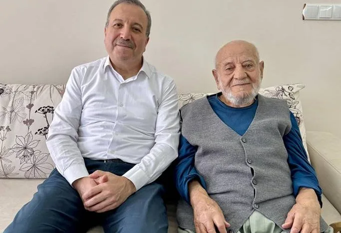 ⚡MİLLETVEKİLİ GÖKGÖZ’DEN MİLLİ GÖRÜŞÜN ÇINARI KEMAL GENÇTÜRK’E VEFA ZİYARETİ! :

AK Parti Isparta Milletvekili Mehmet Uğur Gökgöz, Milli Görüş hareketinin Isparta’daki öncü isimlerinden ve Milli Selamet Partisi’nin eski il başkanlarından Kemal Gençtürk’ü ziyaret etti. Prof. Dr. Necmettin Erbakan’ın yol ve dava arkadaşı olan Gençtürk ile bir araya gelen Gökgöz, geçmişi yâd ederek keyifli bir sohbet gerçekleştirdi. Ziyaret esnasında Kemal Gençtürk’ün tecrübelerini ve nasihatlerini dinleyen Milletvekili Gökgöz, misafirperverlikleri ve duaları için teşekkürlerini iletti. Gökgöz, Milli Görüş hareketine uzun yıllar hizmet etmiş olan Gençtürk’e sağlıklı ve uzun ömürler dileyerek, bu tür ziyaretlerin geçmişle gelecek arasında köprü kurma noktasındaki önemine vurgu yaptı.
